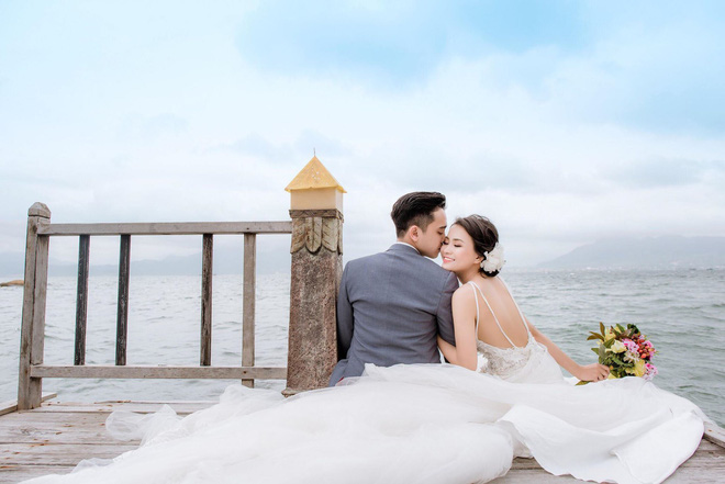 Hình ảnh chú rể khóc như mưa trong ngày cưới vì thương bố mẹ vợ đã gả con gái cho mình khiến cộng đồng mạng xôn xao